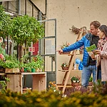Zwei Personen in der Gärtnerstadt in Bamberg.