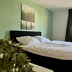 Modernes Schlafzimmer der Ferienwohnung in Bamberg mit komfortablem Doppelbett und heller Atmosphäre. Geeignet für Gruppen und Familien mit bis zu 6 Personen.