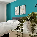 Modernes Schlafzimmer der Ferienwohnung in Bamberg mit komfortablem Doppelbett und heller Atmosphäre. Geeignet für Gruppen und Familien mit bis zu 6 Personen.