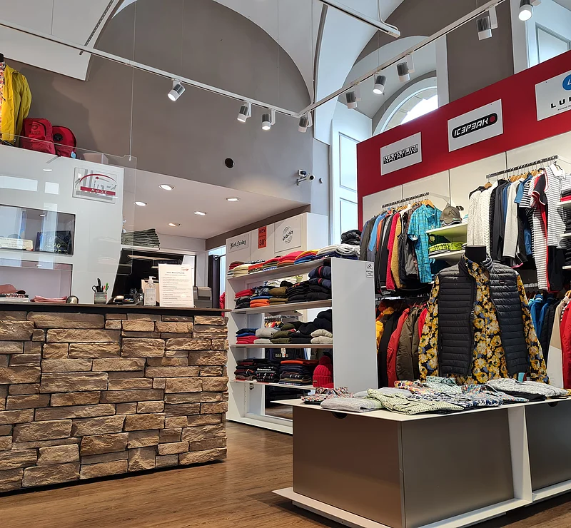 Ein Foto vom Innenleben des Ladens Hinz Mode und Waffen in Bamberg.