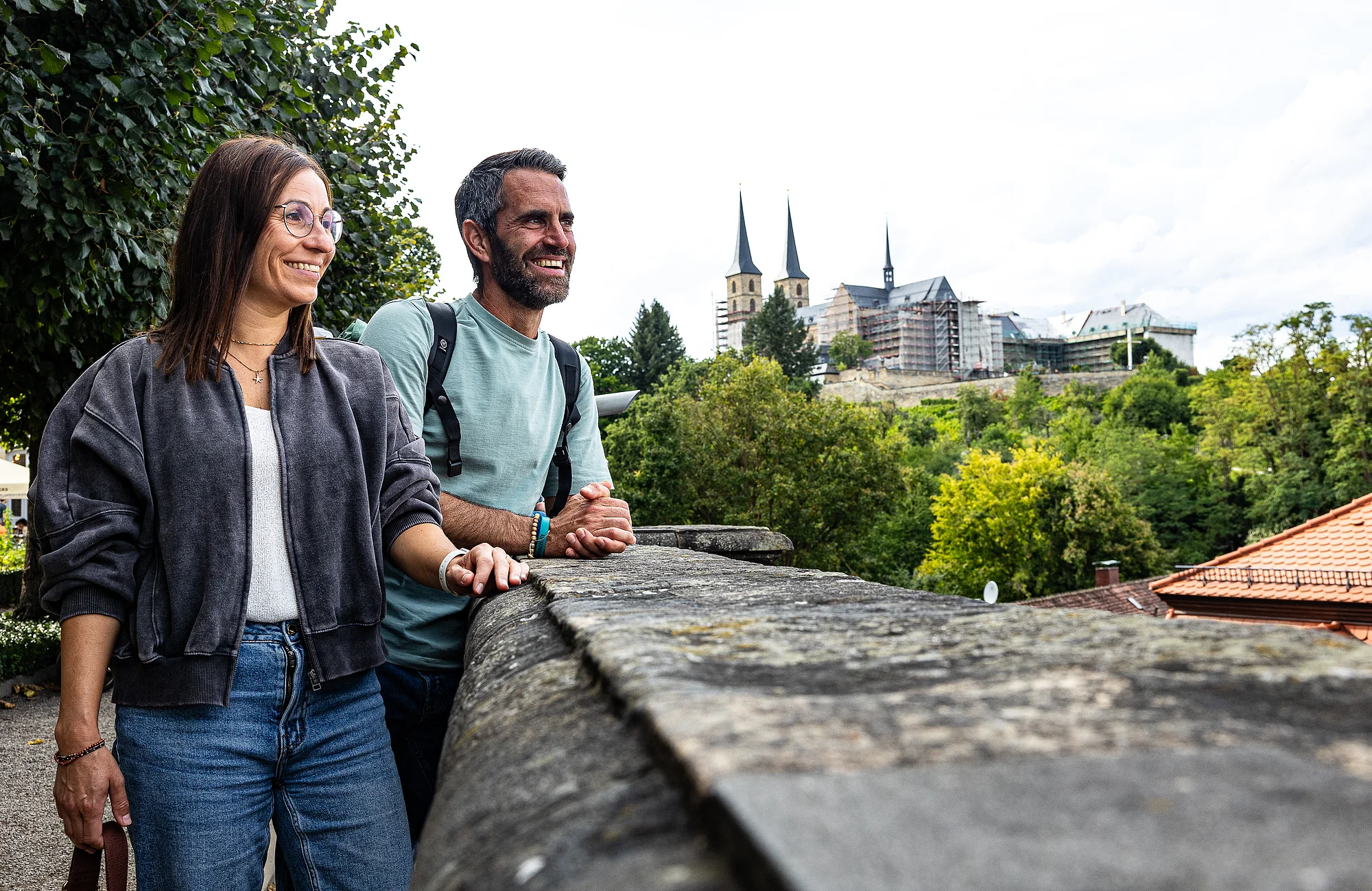 Blick vom Rosengarten auf die Klosteranlage St. Michael mit der Klosterkriche St. Michael