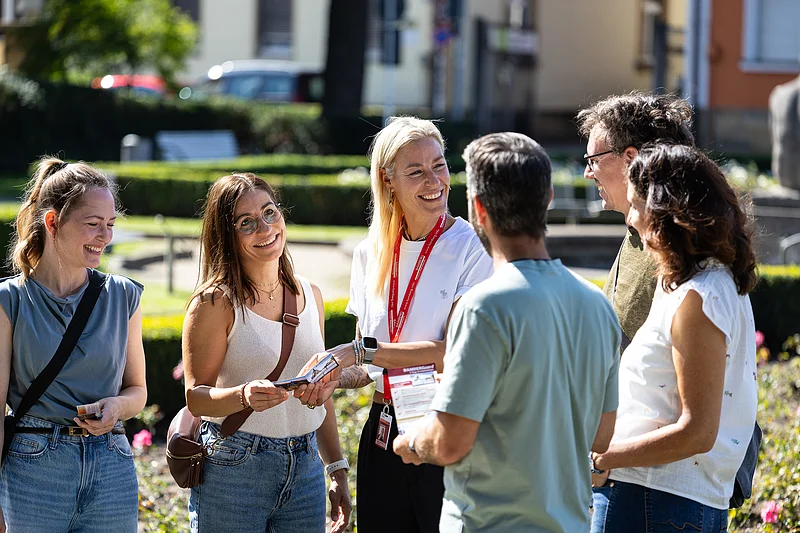 Stadtführungsgruppe an der Tourist Information In der BAMBERGcard und dem BAMBERGcärdla sind zahlreiche Inklusivleistungen wie eine Stadtführung durch Bamberg enthalten.