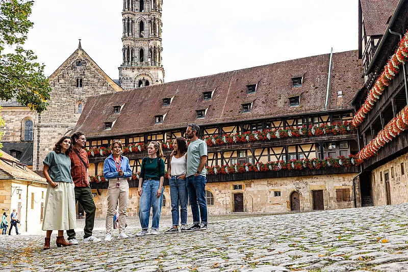 Die Stadtführung „Faszination Welterbe“ bringt die Besucherinnen und Besucher der Welterbe Stadt Bamberg auch in die Alte Hofhaltung auf dem Domberg.