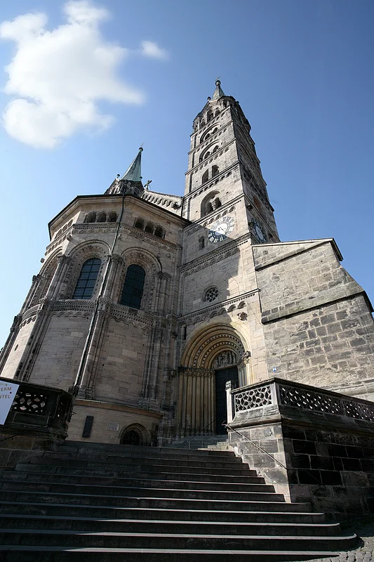 Der viertürmige Kaiserdom auf einem der sieben Hügel Bambergs ist das Herzstück der Stadt und das bedeutendste Kunstwerk im weiten Umkreis. Der Kaiserdom St. Peter und Georg geht auf eine Stiftung von Kaiser Heinrich II. zurück, der 1007 das Bistum Bamberg gründete. Zu den größten Sehenswürdigkeiten zählen das Papstgrab von Clemens II., die einzige vom Vatikan anerkannte Grablege eines Papstes nördlich der Alpen, und der Bamberger Reiter. Trotz zahlreicher Nachforschungen ist seine Identität bis heute nicht geklärt, noch viel weniger die des Künstlers.