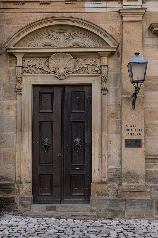 Die Staatsbibliothek Bamberg befindet sich im linken Gebäudeflügel der Neuen Residenz und beherbergt beeindruckende Buchschätze aus den vergangenen Jahrhunderten.
