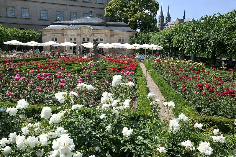 Der Rosengarten der Neuen Residenz bezaubert vor allem im Sommer und bietet wundervolle Ausblicke über die Stadt und zu St. Michael