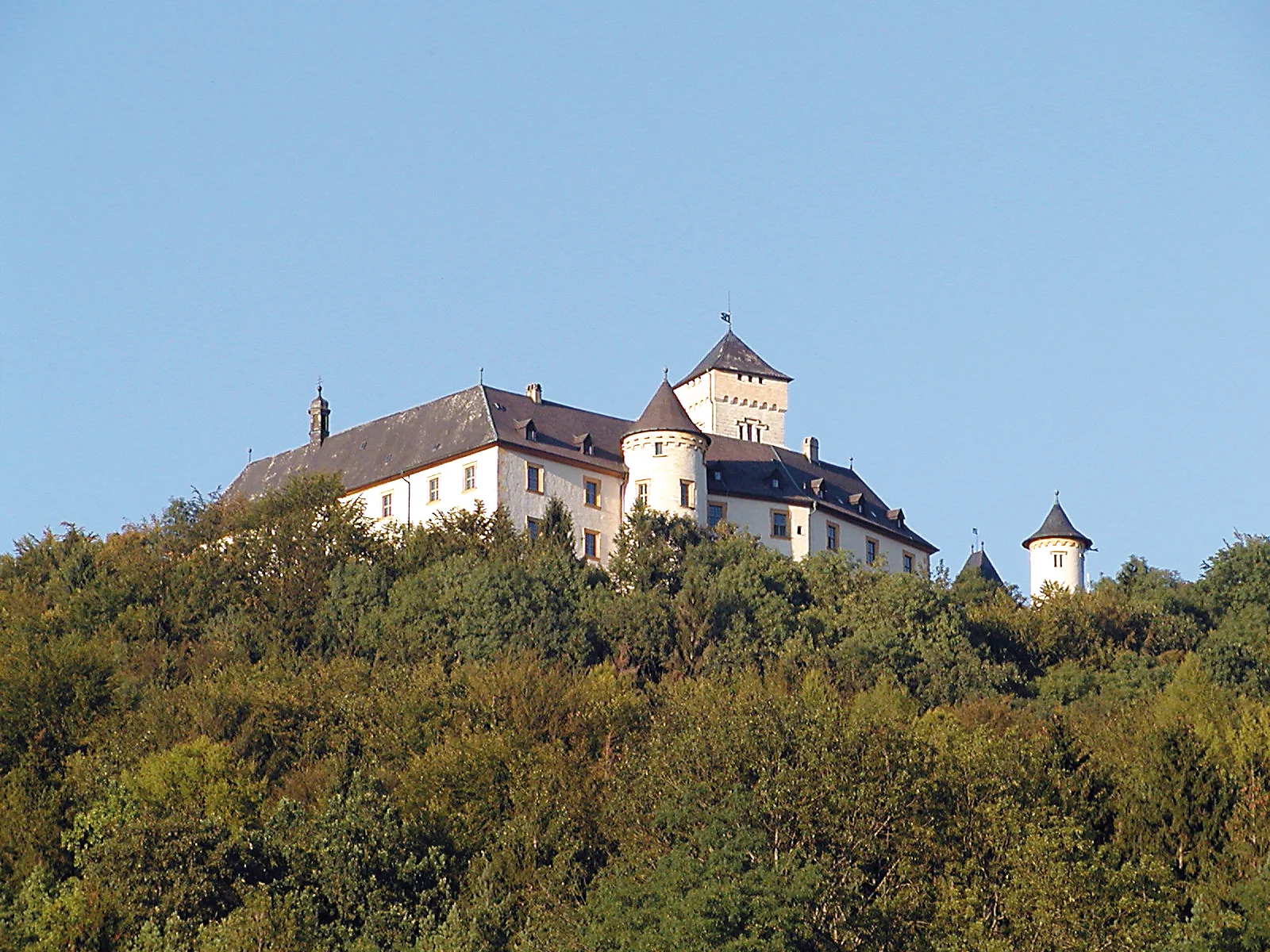 Schloss Greifenstein, im Besitz des Grafen Schenk von Stauffenberg, thront hoch auf einem Felsen über dem  Markt Heiligenstadt in der Fränkischen Schweiz.