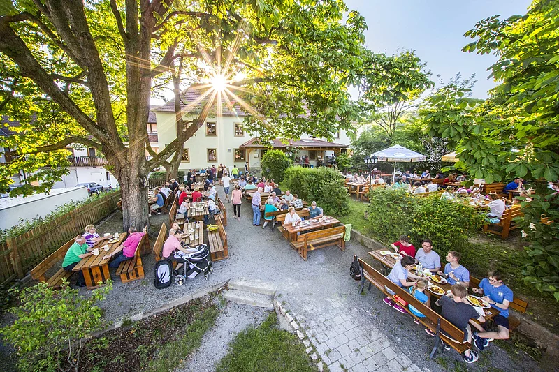 Der urige Biergarten mit Kinderspielplatz