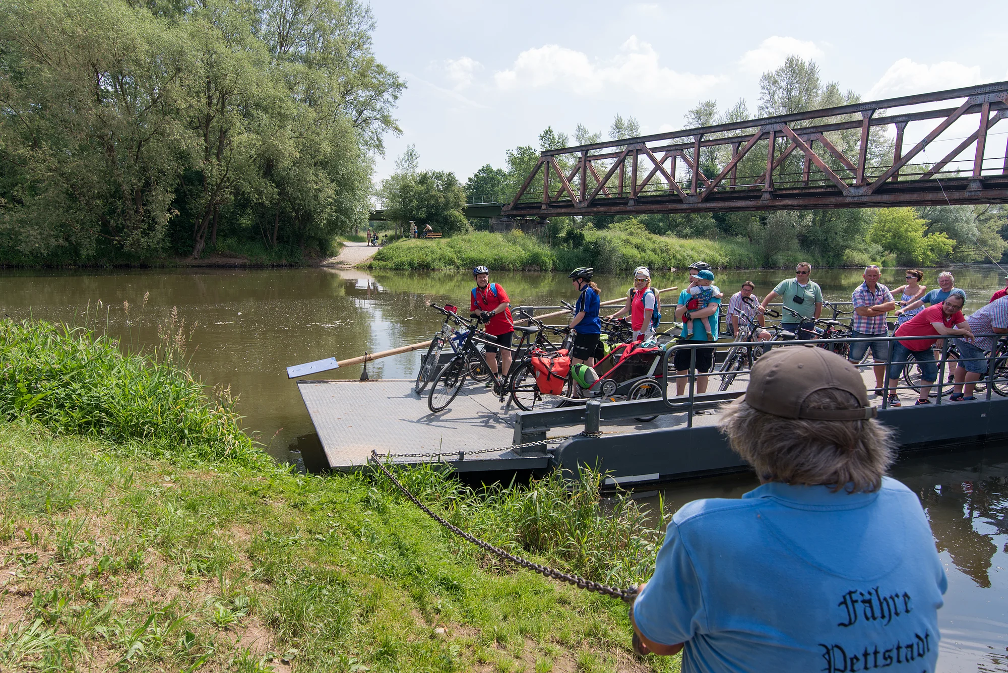Die Pettstadter Fähre bringt die Radler von einer Seite der Regnitz auf die andere.