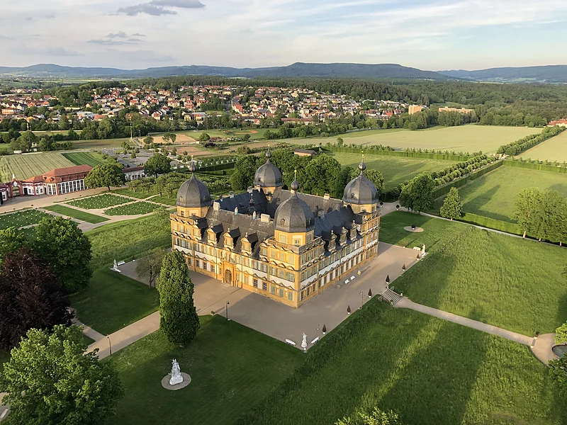 Im Heißluftballon übers Bamberger Land mit Blick auf Schloss Seehof