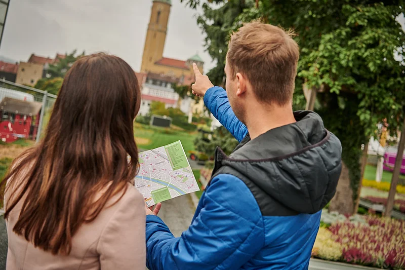 Gärtnerstadt Zwei Personen entdecken die Gärtnerstadt in Bamberg.