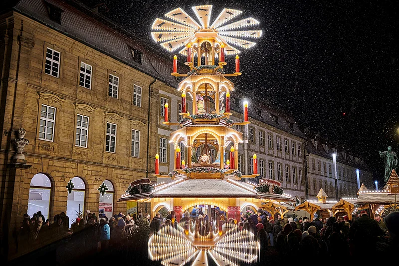Die Bamberger Weihnachtspyramide am großen Weihnachtsmarkt am Maximiliansplatz
