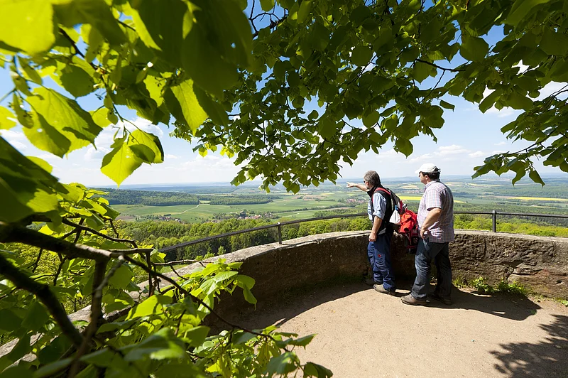 Im Bamberger Land entdecken Wanderer atemberaubende Ausblicke wie hier von der Giechburg aus ins Tal.