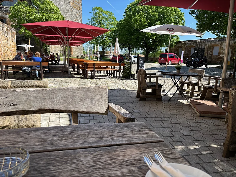 Die Giechburg ist ein beliebtes Ausflugsziel mit einer Gaststätte, die Platz für Tagungen und kulturelle Veranstaltungen bietet. In 520 Metern Höhe bietet sie einen fantastischen Blick über das Bamberger Land. Im Bergfried der Giechburg finden regelmäßige Kunstausstellungen statt.