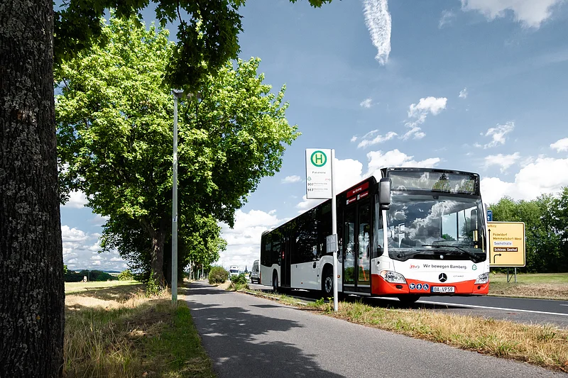 Mit dem Stadtbus zum Schloss Seehof Der Stadtbus aus Bamberg ist auf dem Weg zu Schloss Seehof in Memmelsdorf