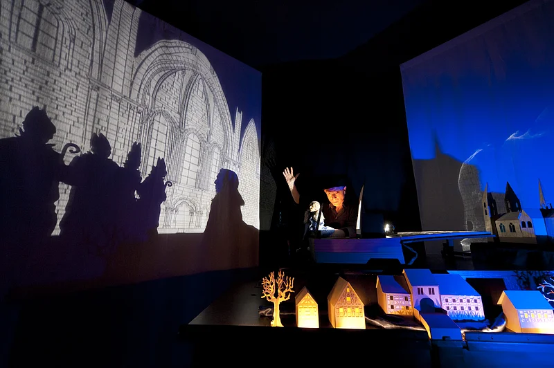 Szene im Schattentheater Szene im Schattentheater