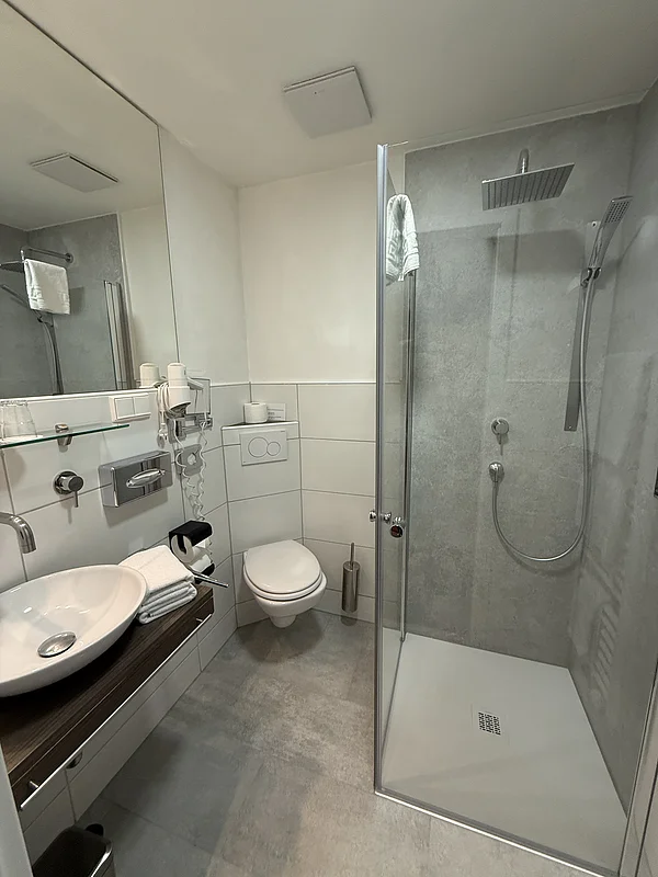 Badezimmer mit ebenerdiger Dusche