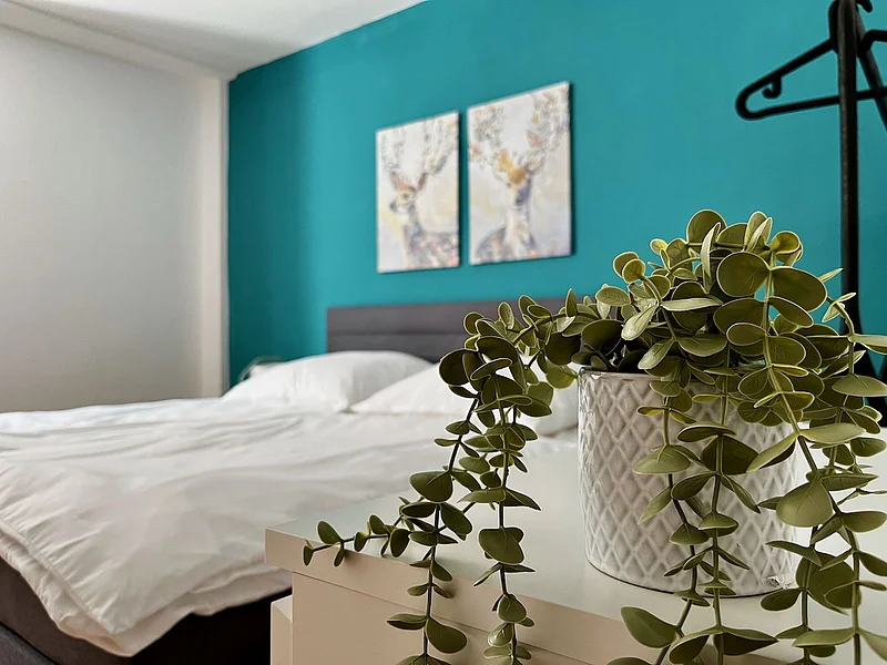 Modernes Schlafzimmer der Ferienwohnung in Bamberg mit komfortablem Doppelbett und heller Atmosphäre. Geeignet für Gruppen und Familien mit bis zu 6 Personen.