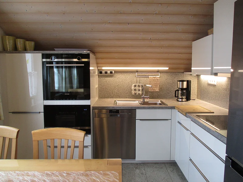 Moderne Küche mit Essbereich