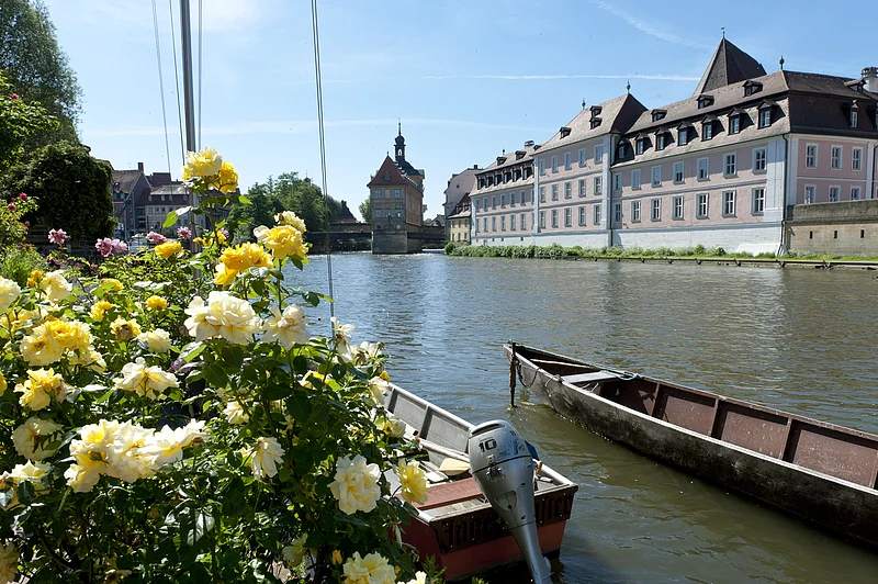 Die ehemalige Fischersiedlung wird liebevoll "Klein Venedig" genannt, Sie besteht aus einer hübsch geschmückten Zeile alter Fachwerkbauten, überwiegend von mittelalterlicher Bausubstanz. Winzige Vorgärten, an denen sich die Anlegestellen für die Kähe befinden, reihen sich am Ufer der Regnitz aneinander und bilden ein romantisches Ensemble. Mit dem Ausflugsschiff fährt man heute direkt an dieser einmaligen Häuserzeile vorbei.