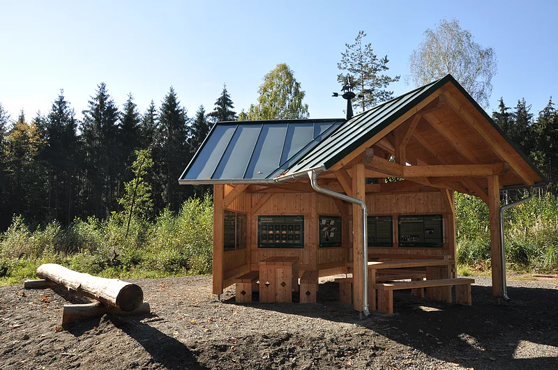 Im grünen Klassenzimmer lässt sich beim Walderlebnispfad "Erlebe-Bruder-Wald" eine Pause machen oder es kann eine kleine Unterrichtseinheit eingelegt werden.