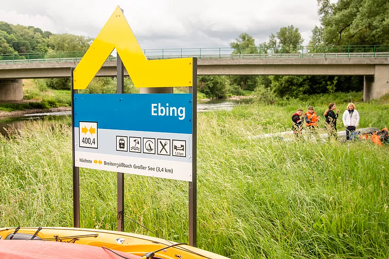Die gelebe Welle kennzeichnet freigegebene Anlegestellen entlang des Mains