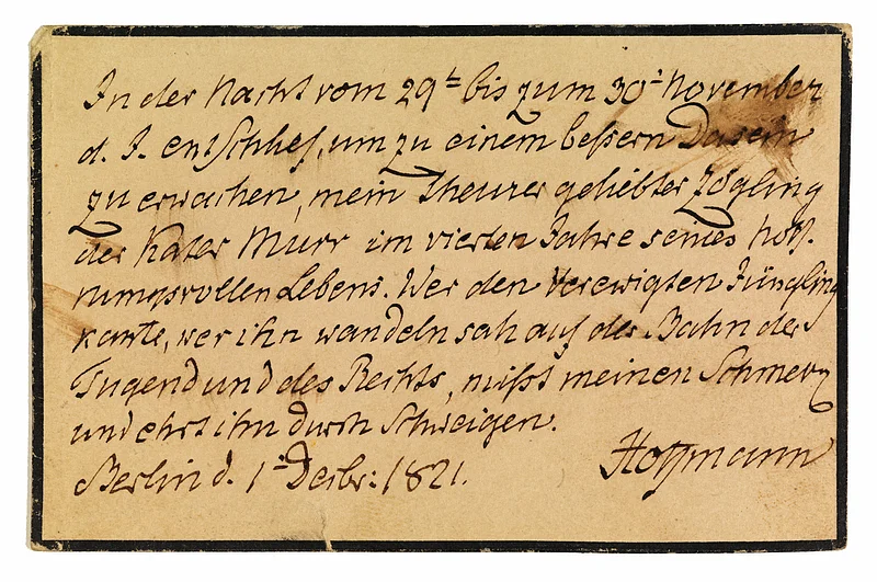 Bild 104 Von E. T. A. Hoffmann geschriebene Todesanzeige des Katers Murr (dritte Fassung, Original) auf einem Kärtchen mit schwarz gedrucktem Trauerrand, Berlin, 1.12.1821 

(Nur freigegeben zur Bewerbung der Sonderausstellung 2022)