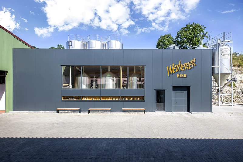 Ein Foto des Brauerei-Gasthof Kundmüller mit der Außenaufschrift "Weiherer Bier".