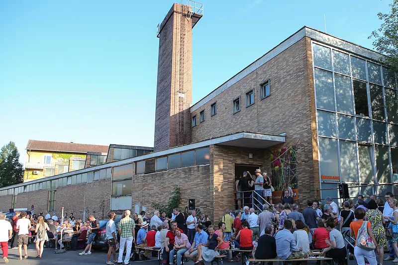 Der "Kunstraum Kesselhaus" direkt an der Regnitz