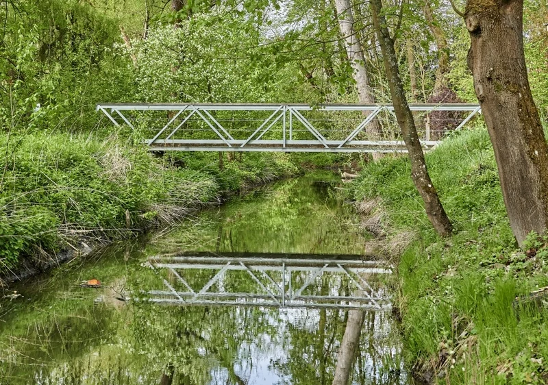 Schlosspark Trabelsdorf Foto einer Brücke in der Natur im Schlosspark Trabelsdorf.