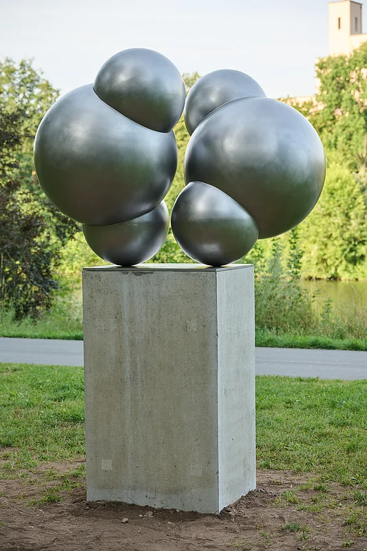 Die Edelstahlfigur der Nürnberger Künstlerin Michaela Briet steht seit 2024 am Adenauerufer in Bamberg und ist Teil des Projekts „Kunstbegegnungen am Kanal“ der Kanalroute des RegnitzRadwegs.