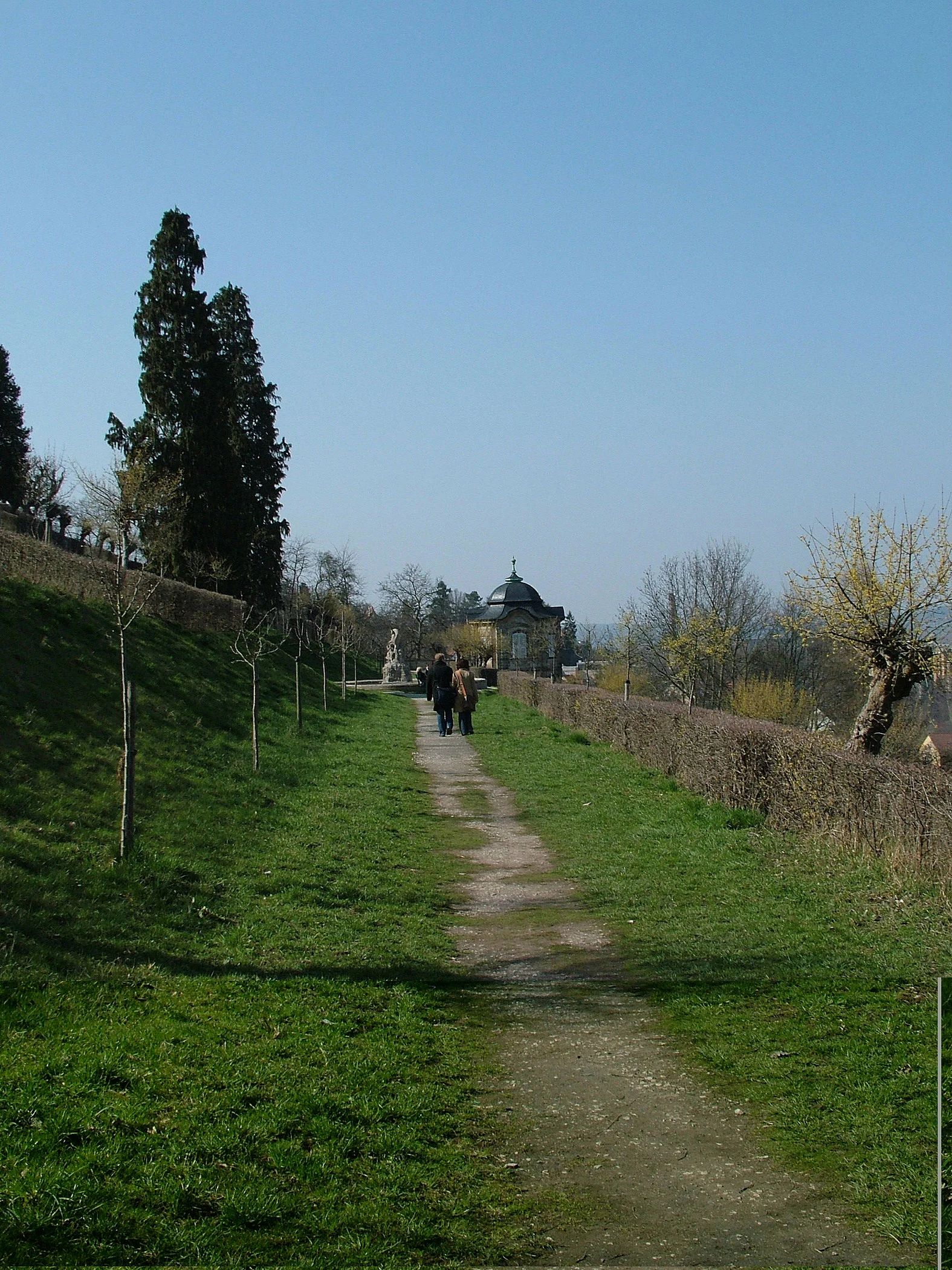 Weg unterhalb des Klosters St. Michael