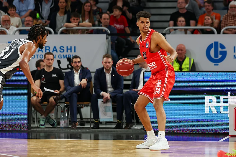 Spielszene Bamberg Baskets Gabriel Kuku (Bamberg Baskets, #66) Bamberg Baskets - Rasta Vechta / easyCredit-BBL / Basketball Bundesliga / Saison 2023/24 / Spieltag 33 / 09.05.2024, Brose Arena BambergFoto: Daniel Löb / Loeb