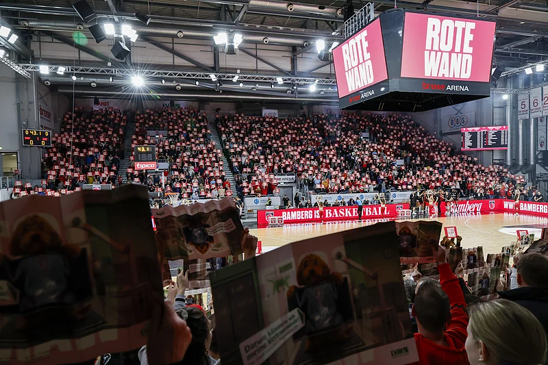 Die rote Wand - Fanszene in der Brose Arena in Bamberg Bamberg Baskets - Würzburg Baskets / Wuerzburg / easyCredit-BBL / Basketball Bundesliga / Saison 2023/24 / Spieltag 13 / 27.12.2023, Brose Arena BambergFoto: Daniel Löb / Loeb