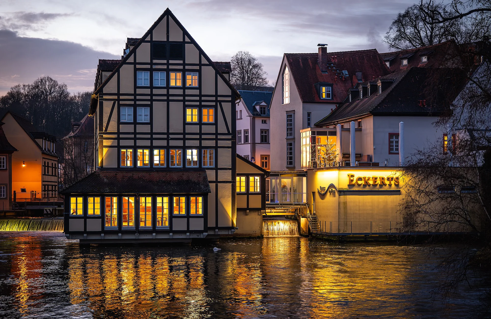 Hotel NEPOMUK und ECKERTS Wirtshaus liegen mitten im Fluss im historischen Mühlenviertel