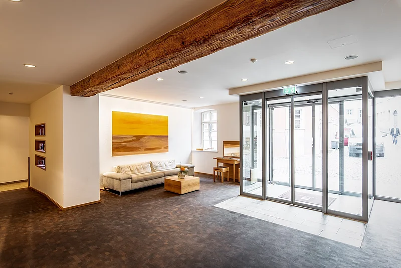 Holz aus dem Steigerwald und Sandstein aus dem Jura prägen das Interior Design von Hotel NEPOMUK und ECKERTS Wirtshaus