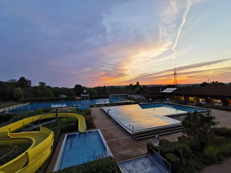Das Freibad Aquarena Zapfendorf liegt im herrlichen Obermaintal zwischen Bamberg und Bad Staffelstein. Besucher jeden Alters können hier beim Schwimmen, Rutschen, Sonnen und Saunieren sowohl Badespaß als auch Erholung erleben. Besonders beliebt ist natürlich die einzigartige Wasserrutsche mit 120 m Länge.
