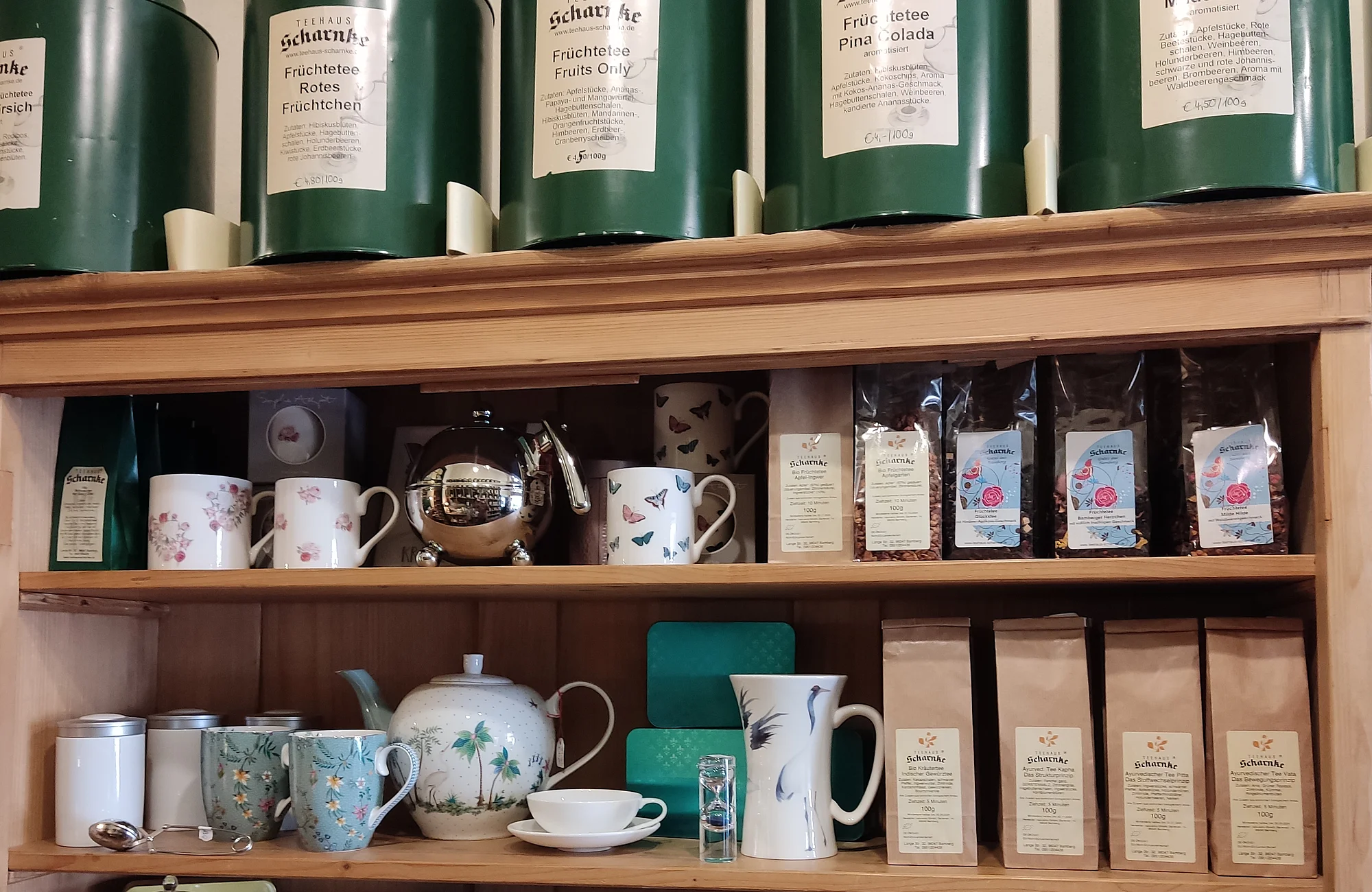 Ein eingeräumtes Regal im Teehaus Scharnke Bamberg.