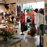 Der Laden "Mode mit Hut" präsentiert außergewöhnliche Mode mit passenden Kopfbedeckungen