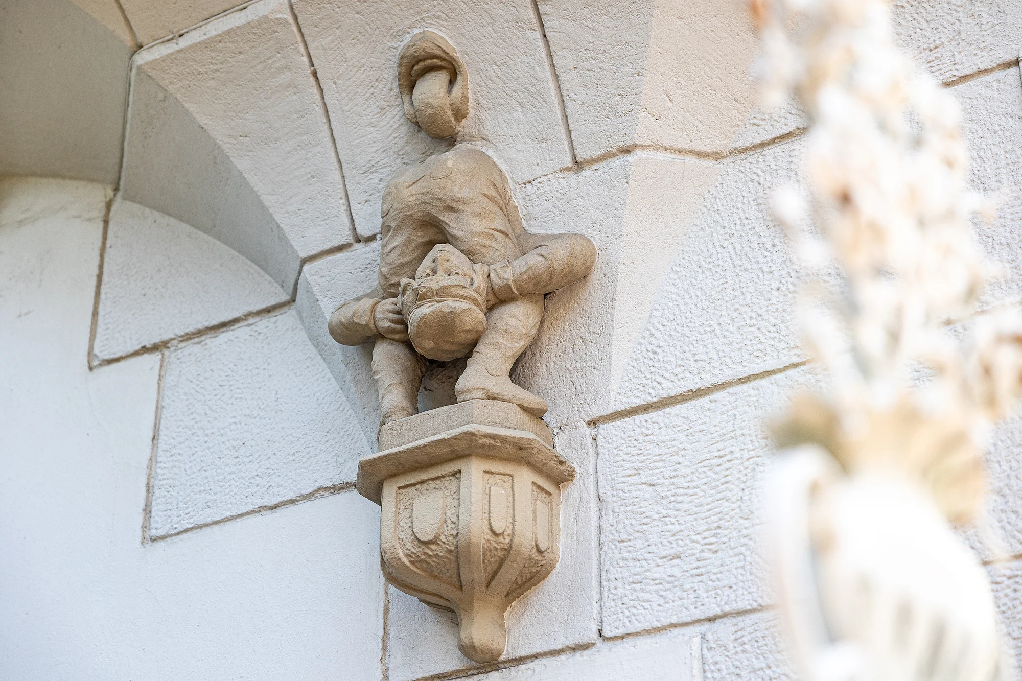 Masken-Figur Die recht unsittliche Steinmetzfigur kann auf einem Spaziergang durch das Haingebiet entdeckt werden.