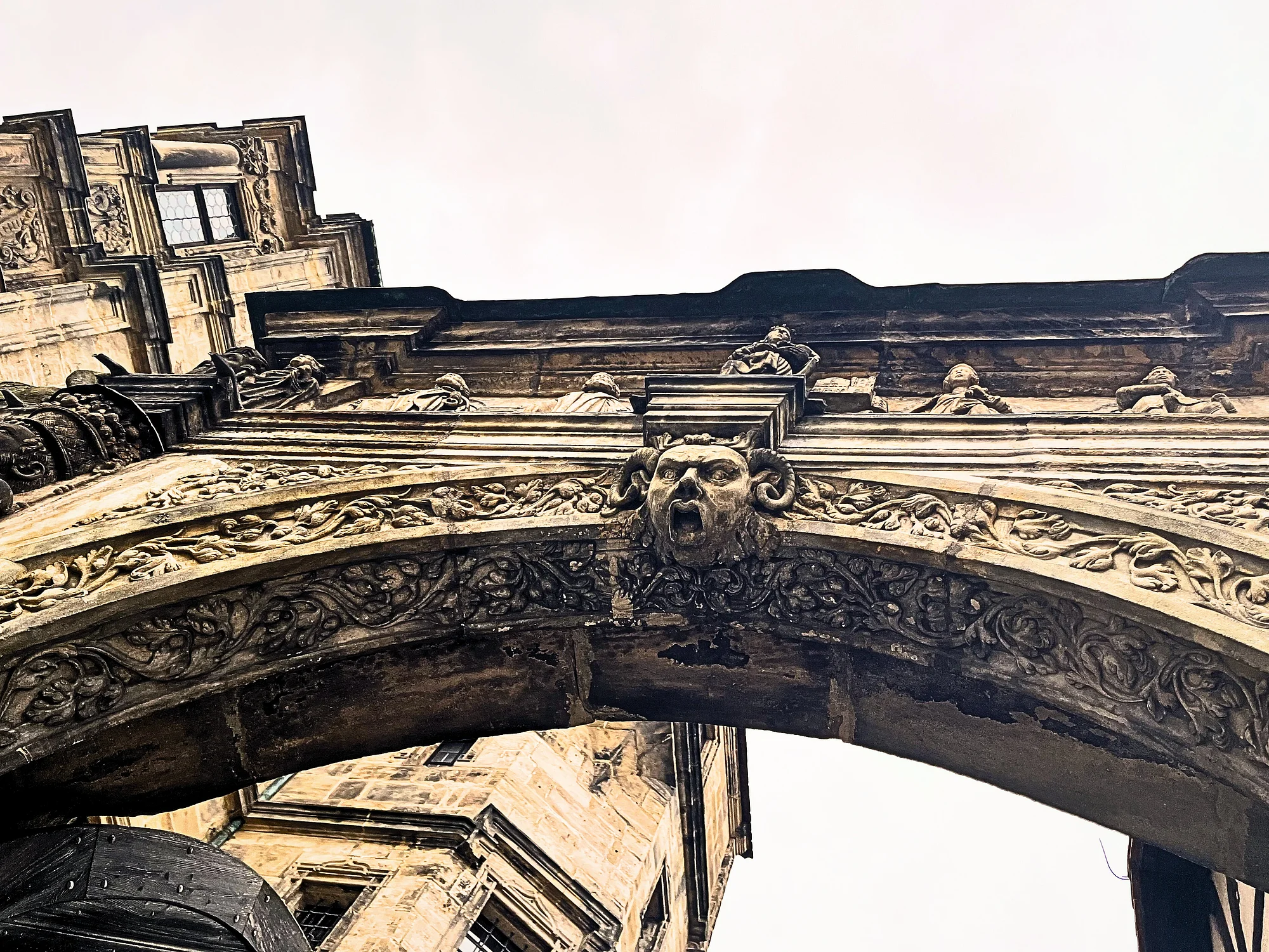 Widderkopfmaske am höchsten Punkt des Torbogens der Schönen Pforte, dem Prachtportal der Alten Hofhaltung in Bamberg.