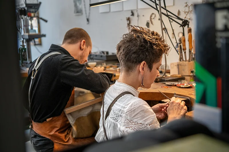 Nora und Alvaro am Werkbrett