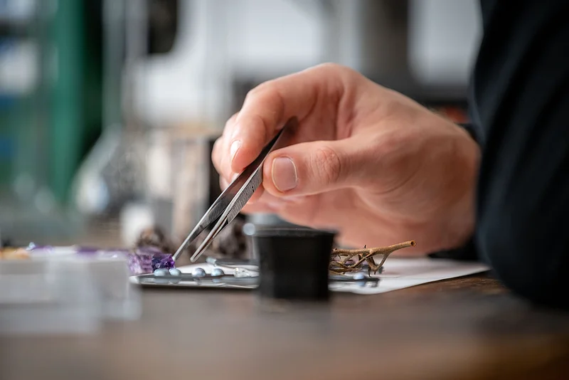 Arbeit mit sorgfältig ausgewählten Perlen und Steinen