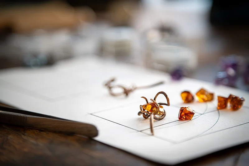 Roh-Citrine werden gefasst