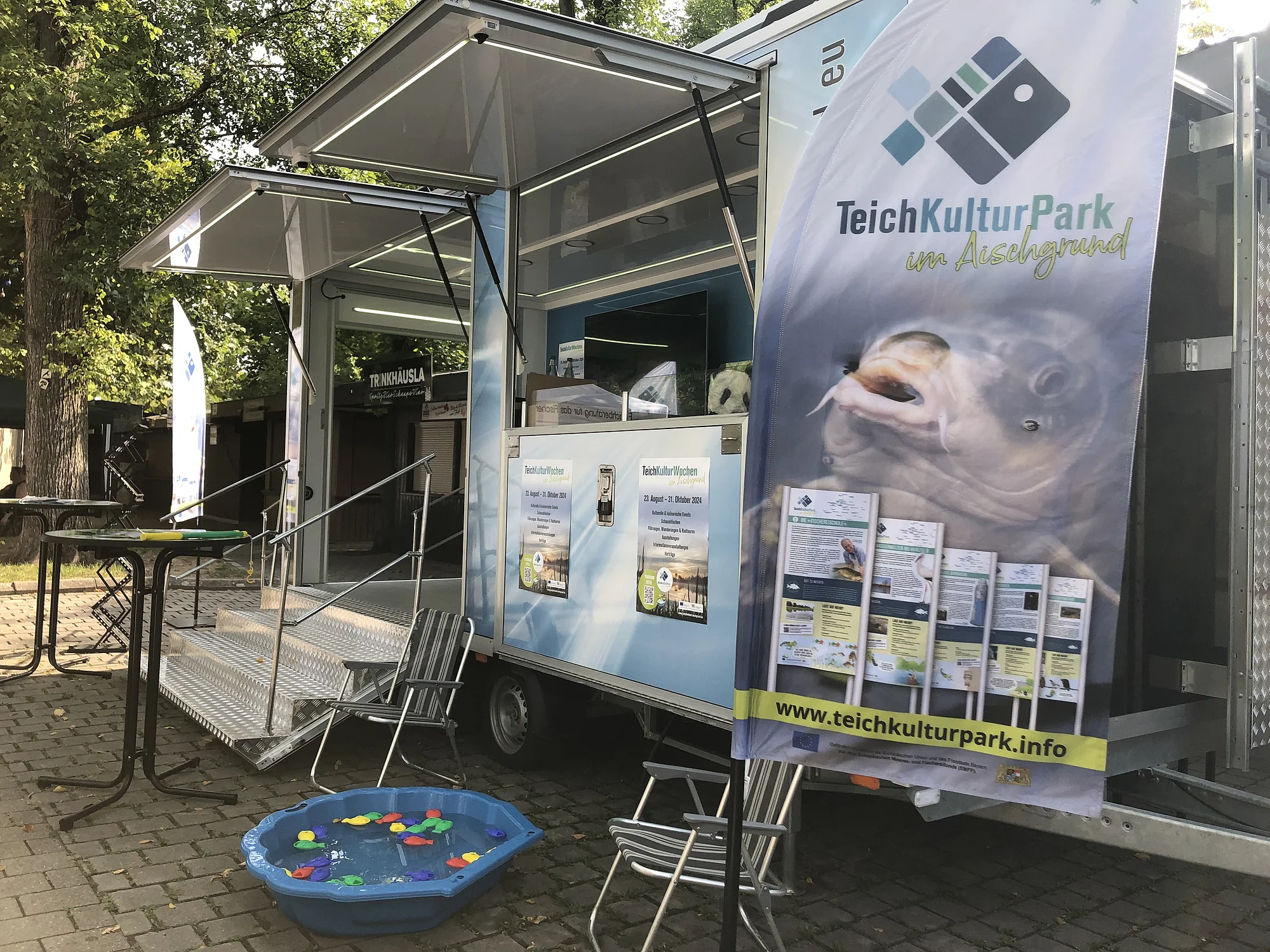 Das Karpfenmobil ist ein Anhänger mit WErbematerialien die über die Besonderheiten des Karpfenland Aischgrund informieren
