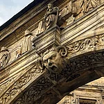 Widderkopf an der Schönen Pforte, dem Eingang zur Alten Hofhaltung auf dem Domplatz in Bamberg