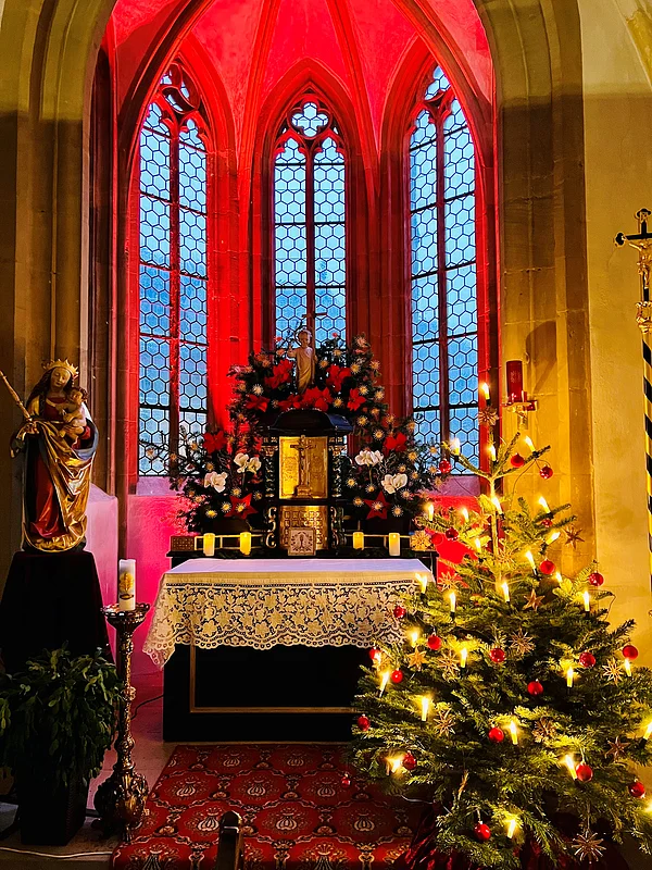 Blick in die weihnachtlich geschmückte Kunigundenkapelle