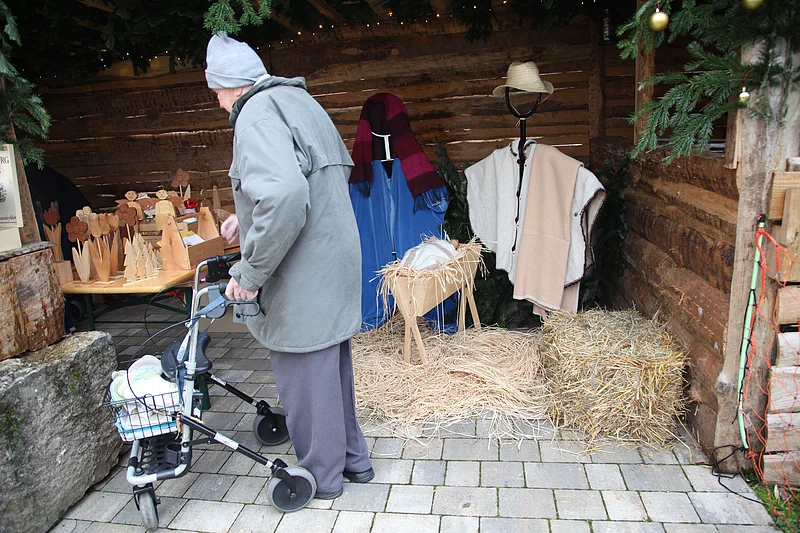 Lebendkrippe am Seniorenzentrum Lebendkrippe am Seniorenzentrum- jeder kann in die Rolle von Maria und Josef schlüpfen