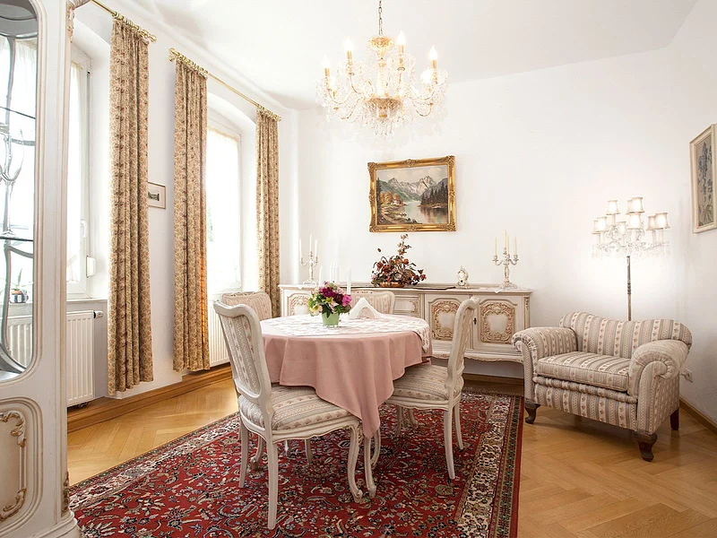 Großzügiger Essbereich mit klassischer Einrichtung, viel Licht und hochwertigem Ambiente in der Ferienwohnung