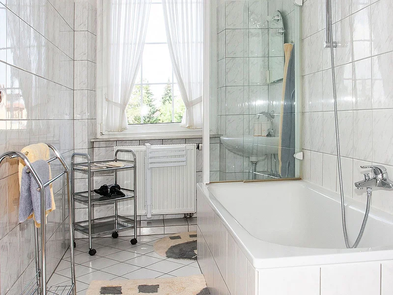 Badezimmer mit Badewanne, Tageslicht und moderner Ausstattung in der Ferienwohnung Hideaway Bamberg